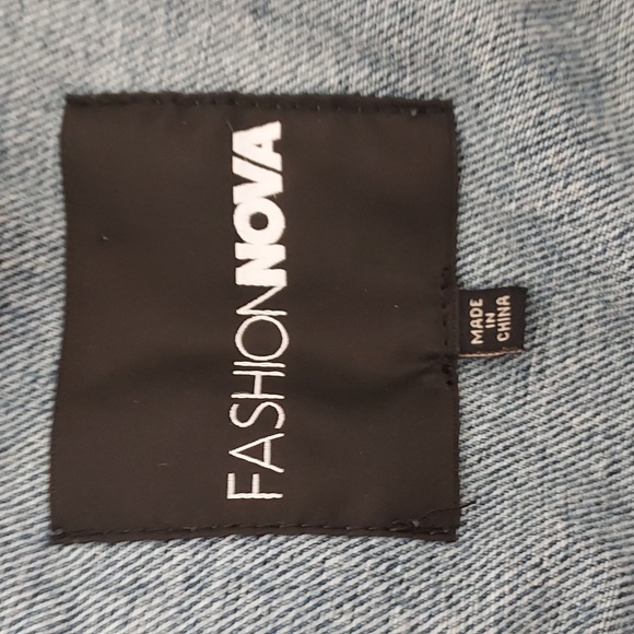 Fashion Nova Dark Wash Demin Jacket with Multiple Pockets Size Large - Picture 6 of 8